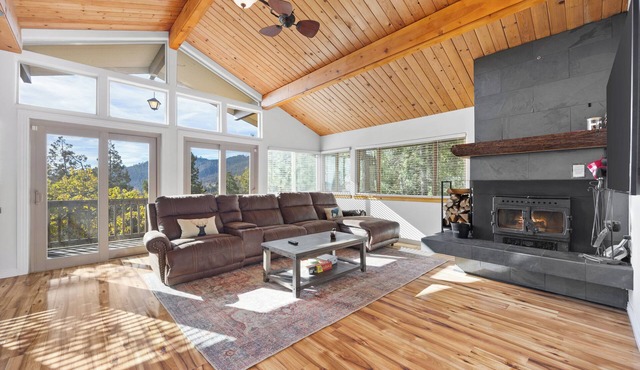 Modern Comfort in the Southern Sierras