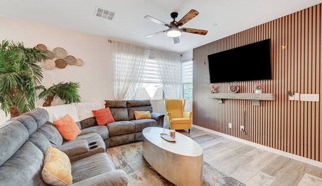 Modern/Cozy Home, in great location with beautiful Backyard!