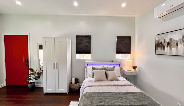 Modern & Cozy Private Studio w Patio Near LAX-SoFi in Los Angeles