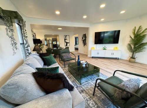 Modern Duplex with 6 beds and Sofa bed in Miracle Mile Longwood