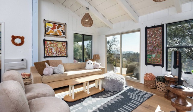 Modern family friendly cabin near Yosemite. BBQ. Deck. WiFi. AC. Pet friendly.
