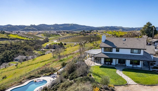 Modern Farmhouse & Guest House w/Pool & Vineyard Views!