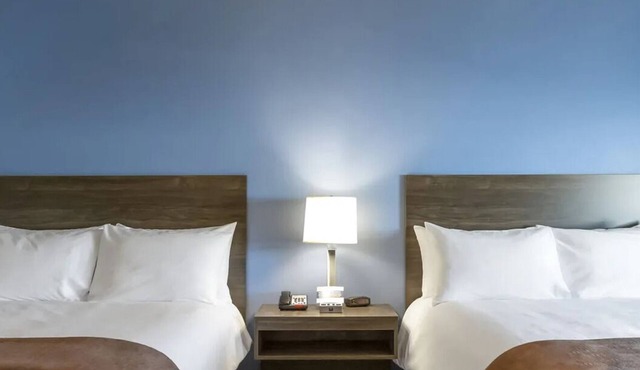 Modern Hotel Near I-5 Exit 677 by Cascade Theater & Burney Falls