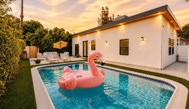 Modern LA Pool Home · Fire Pit · Sleeps 6 · 20 min to Universal · SoFi 22 mi