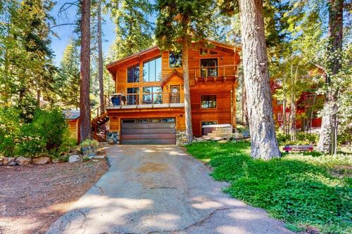 Modern Lux Cabin with Stunning Views Spa Large Kitchen and Dining Fireplace