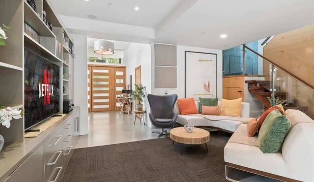 *Modern LUX* | Walkable | Firepit | Theater | BBQ