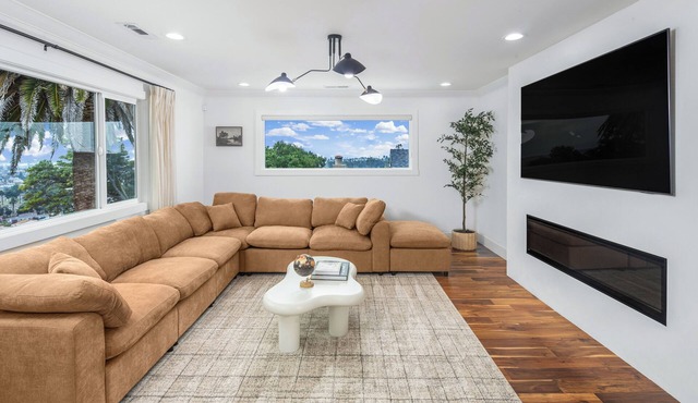 Modern luxury retreat in the hills w/stunning views! Minutes to the Oakland Zoo