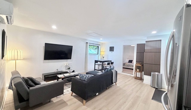 Modern One bedroom Guest House with WiFi, AC, Charming Patio, near Culver City,