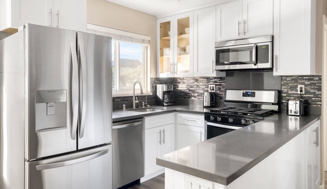 Modern San Mateo 1BR w/Pool & W/D, easy access to 101, by Blueground