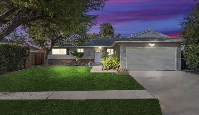Modern, Sparkling Clean Home w/ 55” Roku TV, BBQ, King Suite, Garage