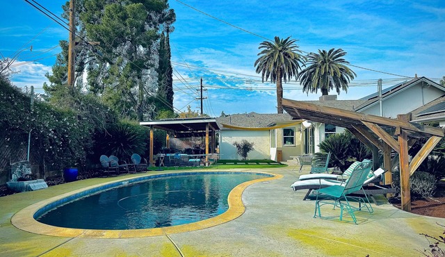 Modern townhome with on-site pool - close to national parks - dog-friendly