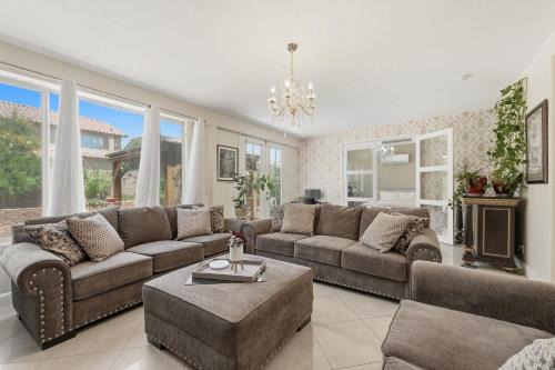 Modern Vegas 4BR with BBQ Balcony & Parking