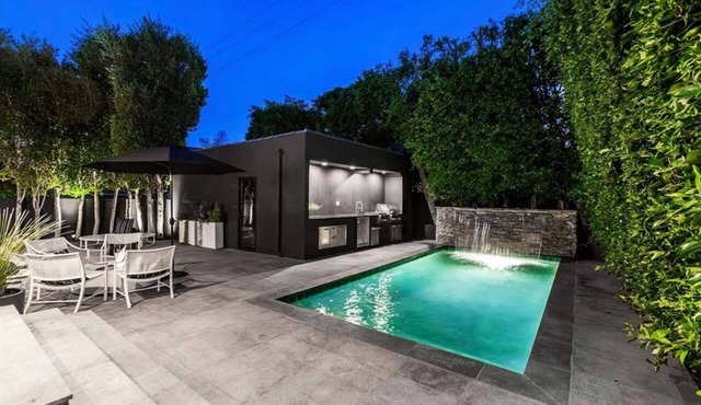 MODERN VILLA IN BEST LOCATION CV