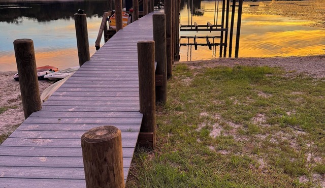 Monkey Business – Private Lake, Dock, Stunning Views, Close to Gainesville UF in Hawthorne