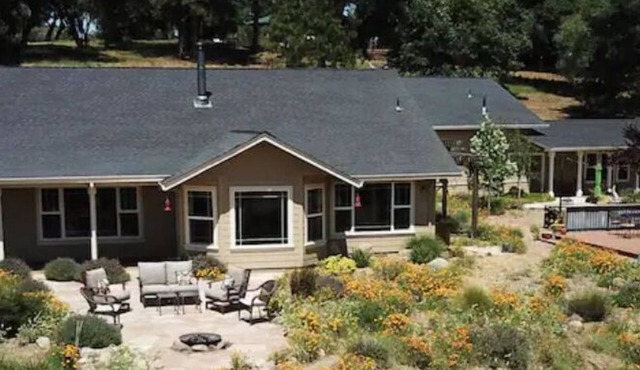 Mountain Meadow House: Stunning Views, Trails, Hot Tub, near Yosemite
