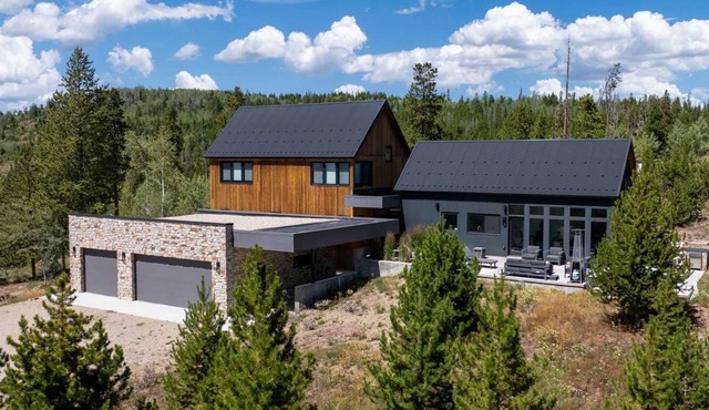 Mountain Modern Villa- Comfort and Space for All- Top of the Hill! in Tabernash