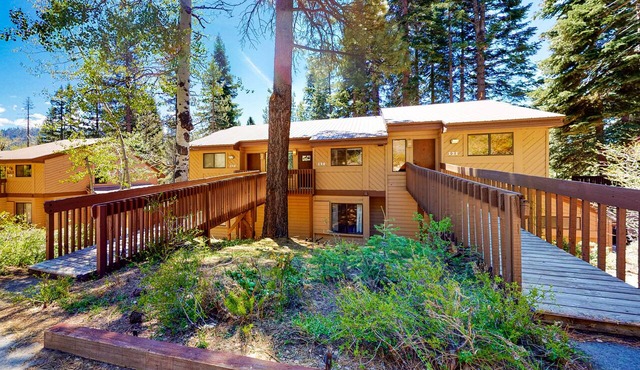 Mountain retreat near the lake & skiing with deck, shared pool & grill