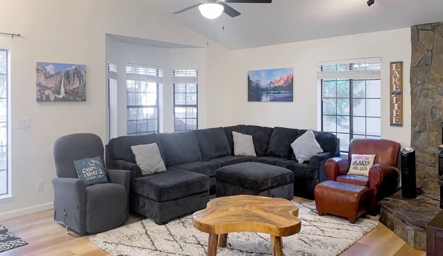 Mountain view house with game room, WiFi, AC, shared pool, and athletic courts