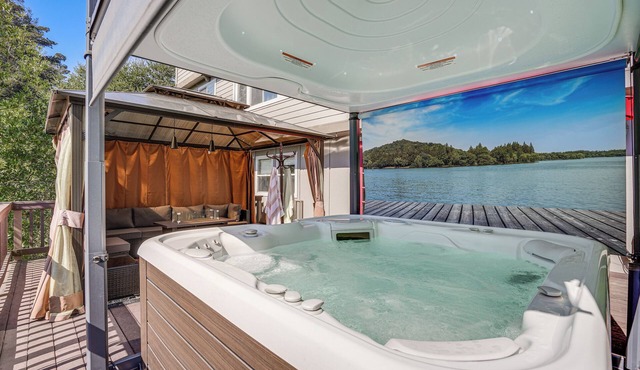 Mtn Views & Hot Tub: 4,300-Sq-Ft Oakland Retreat