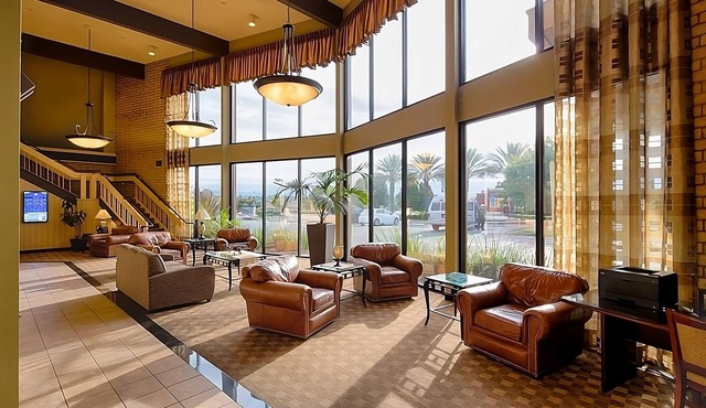 Nature Escape in Red Lion Hotel Redding! Comfy Unit, Gym, Pool, Restaurant