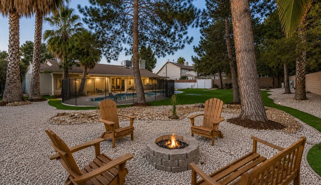 Near Convention Center HUGE BACKYARD ONE STORY VILLA BIG POOL STYLISH GAME ROOM