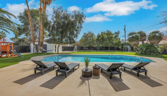 Near convention center! Amazing! 6BR 3BT huge yard & pool stay with style!
