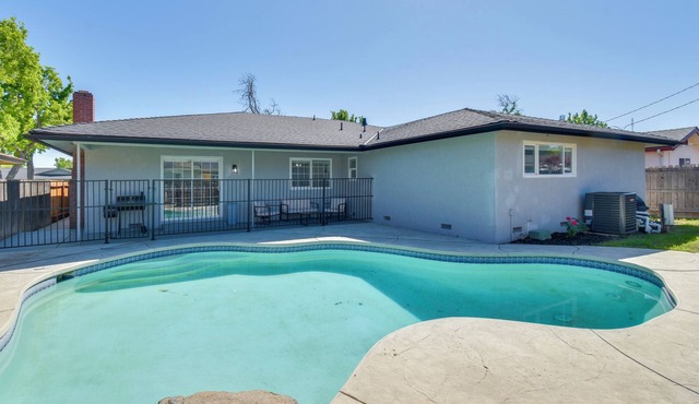 Near Fresno State & Malls! Family-Friendly Home