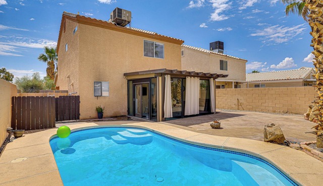 Near Shopping & Golf: Family Retreat in Las Vegas!