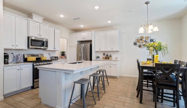 New 3-Bedroom House, Gated Community, Pool, near Fresno Airport and Starbucks.