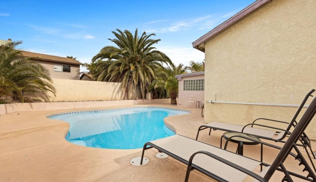 NEW 5BR 4.5BA Home, Pool, BBQ, 8 min to Strip
