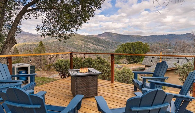 New! Big Sky Cabin at Yosemite w/VIEWS, hot tub, firepit, and more!