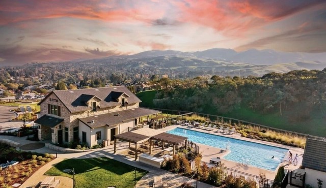 New built luxury Home: Hiking, Park, Golf, Parking, Near Downtown Restaurants
