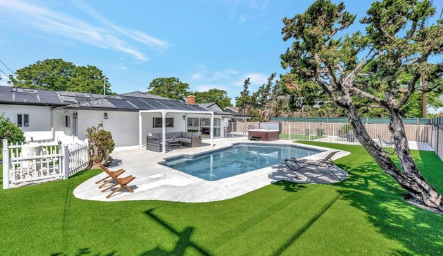 New Cheerful Stylish Villa - Pool, Spa, Mini Golf, Fire pit, Walk to Disneyland