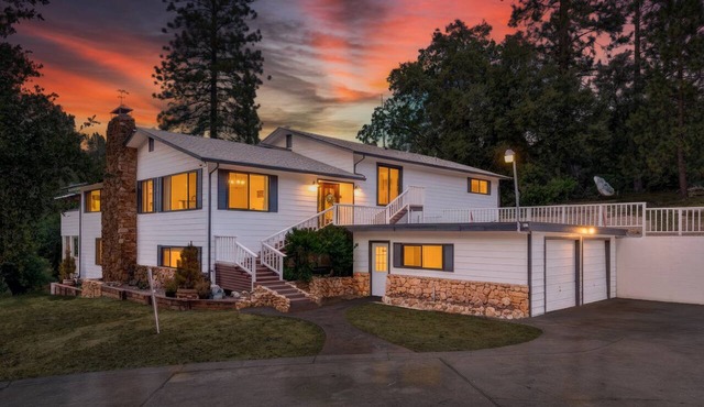 New! Circle V Ranch w pool/games/3 en-suite baths!