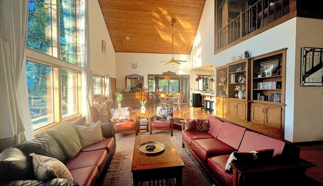 “NEW” Ideally Located 4 Acre Nature Retreat: Pet Friendly, WIFI, 360 Views