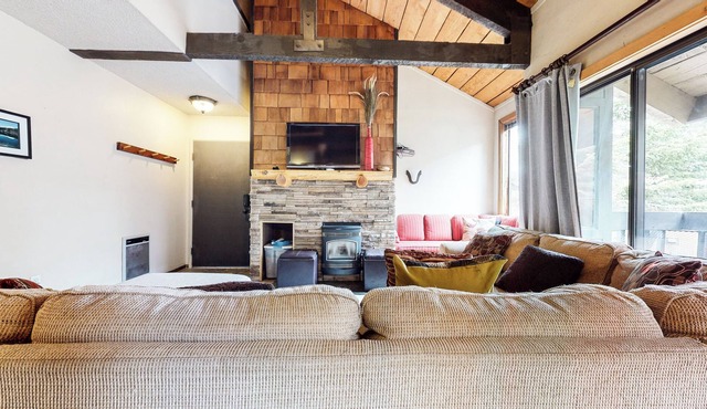 *New Listing* Bigwood Retreat - Walking distance to shuttle