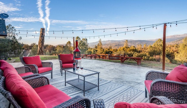 New! Majestic Views, Pool, Sleeps 20+, 2 Mstr BR, close DT Yosemite, Bass Lake