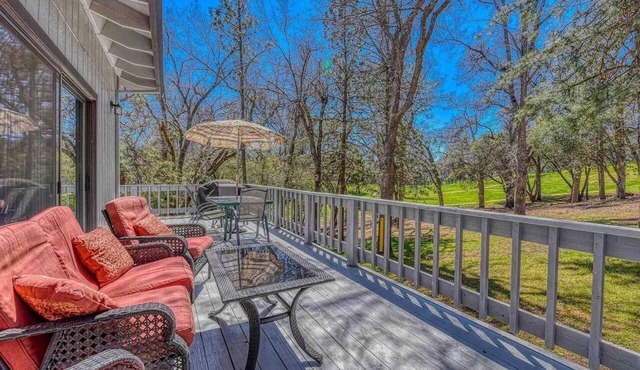 NEW Mountain Escape on Golf Course - 24mi to Yosemite