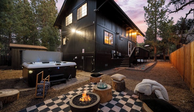New!Stylish+HotTub+10Beds+EV+GameRm+FamilyFun+OutdoorDining+BBQ+FirePit