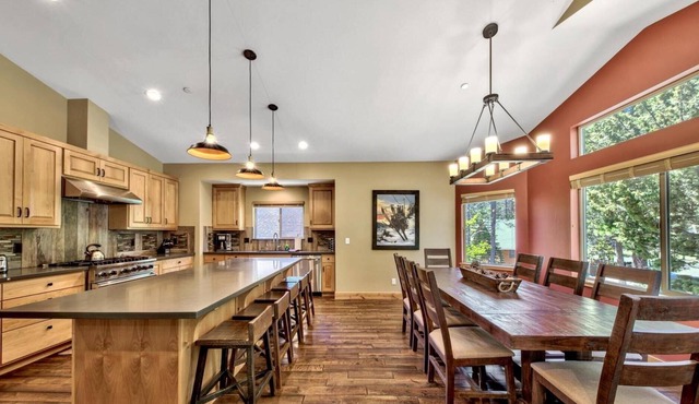 Newer Mountain Home! Hot Tub! Foosball! Soaking Tub! Bunk Beds!