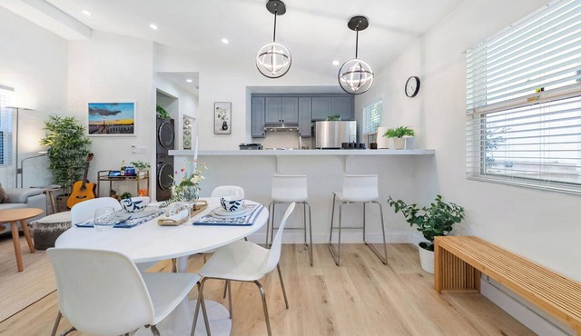Newly Refreshed Designer House in Pasadena with Outdoor Kitchen & King Bed & AC