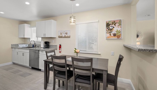 Newly Renovated 3Bed on Corner-lot EasyA to US99