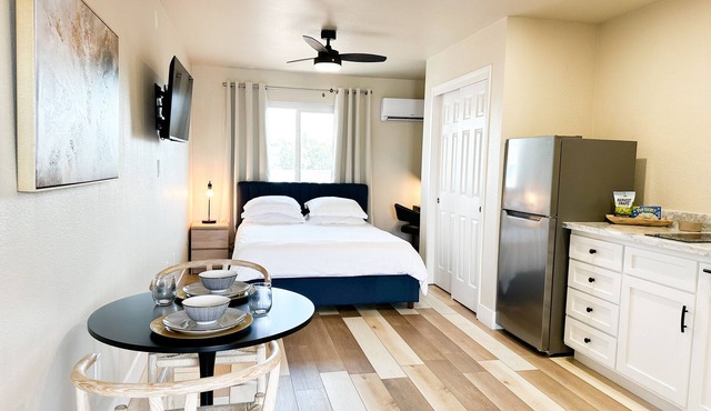 Newly updated studio 2 min drive to HWY 99