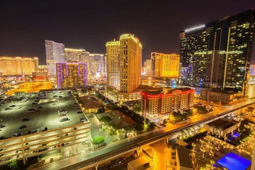 No Resort Fee Strip View Balcony+ Free Valet+ Pool