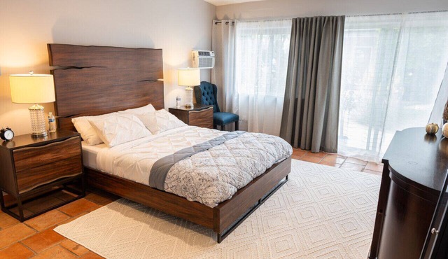 NOHO SERENITY: UPDATED MODERN 3BR HOUSE w/BACKYARD & OUTDOOR SEATING p15