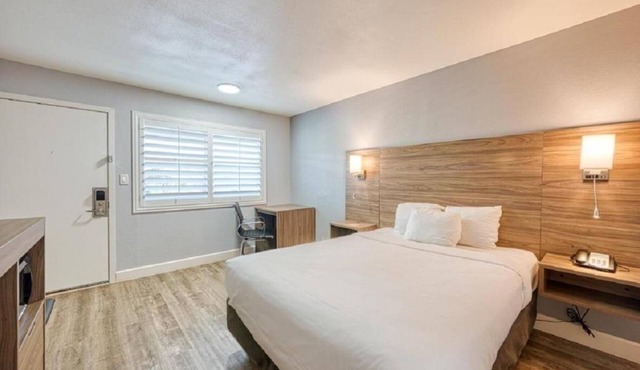 Non-Smoking 1 King Bed