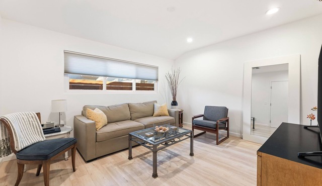North Hills Private Guest Cottage, Laundry, Wi-Fi, Kitchen. Pets welcome