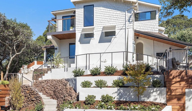 Oakland/Piedmont Hills. Private Hilltop Home with Sweeping Views Near Everything