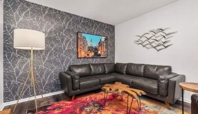 Oakwell Townhome - King Bed Suite minutes from Texas A&M in Bryan