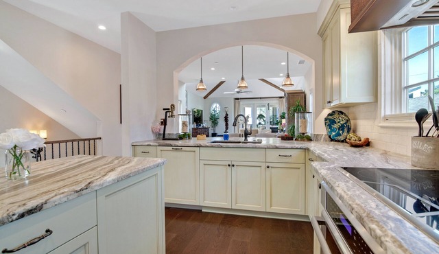 Ocean-view dream with rooftop deck & balcony with fireplace - walk to beach